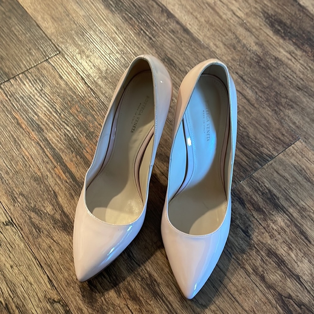 Very pretty pink patent heels